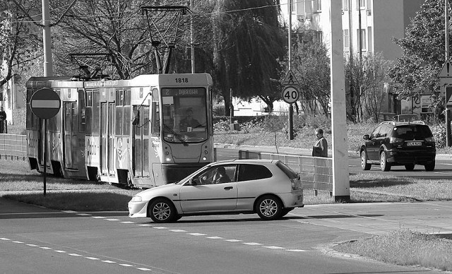 Na skrzyżowaniu ul. Dąbrowskiego i Gojawiczyńskiej często dochodzi do konfrontacji kierowców samochodów i motorniczych tramwajów.