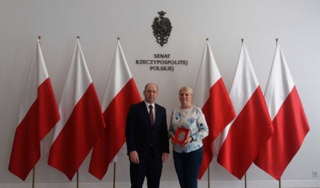 Agnieszka Gierwatowska otrzymała Medal Senatu RP z rąk wicemarszałka Senatu, Adama Bielana, za swoją działalność społeczną.