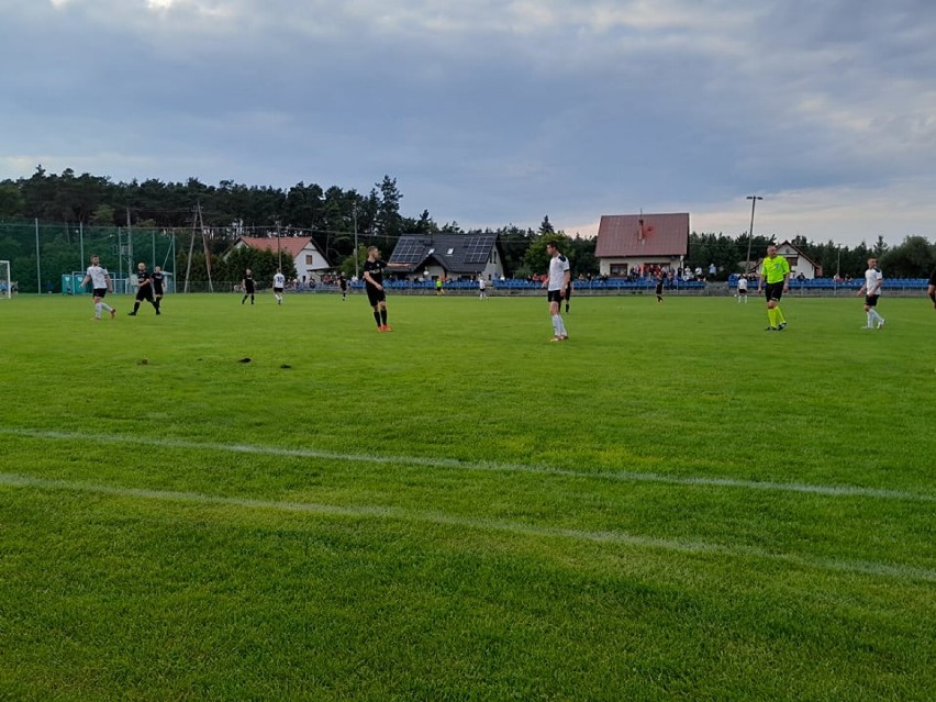 Grad goli i ogromne emocje w derbowym meczu pomiędzy Sokołem Kaszczor i Dębem Kębłowo.
