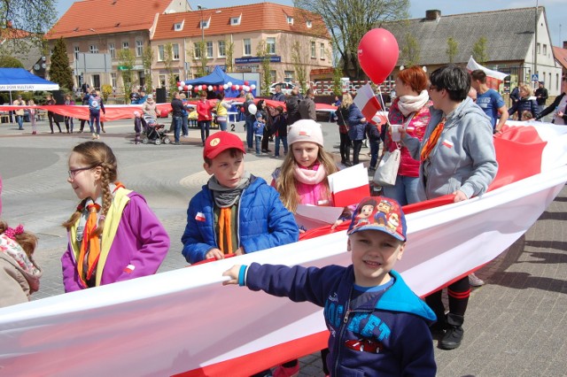 Co roku więcej osób przychodzi na rynek 2 maja, by wspólnie z innymi świętować Dzień Flagi. 

W tym roku każdego gościa witały zuchy z Grunwaldzkiej Gromady Zuchowej „Ogniste Pióra”, proponowały biało-czerwoną nalepkę. Nikt nie odmawiał. 

Organizatorzy rozdawali też w tłumie balony i biało-czerwone chorągiewki. Wymachiwały nimi potem na rynku nie tylko dzieci. 
Stumetrową flagę, która znowu załopotała na rynku, trzymana przez setki rąk, przywiózł z Nakła wicestarosta Andrzej Kinderman. 

Włodarze gminy i powiatu gratulowali uczniom Gimnazjum nr 2 w Szubinie, którzy znaleźli się w gronie zwycięzców wojewódzkiego konkursu plastycznego „Orzeł Biały”. Laureaci: Katarzyna Słowińska i Kamil Rutkowski, uczniowie znanej szubińkiej artystki Hanny Zawadzkiej-Pleszyńskiej, otrzymali na rynku nie tylko gratulacje od VIP-ów, także  upominki w postaci książek. Dopisali też sponsorzy. Dzięki nim na rynku stanęły kramy z wypiekami, kawą, herbatą i kiełbaskami z grilla. Nie zabrakło też występów.



INFO Z POLSKI 27.04.2017 - przegląd najciekawszych informacji ostatnich dni w kraju

