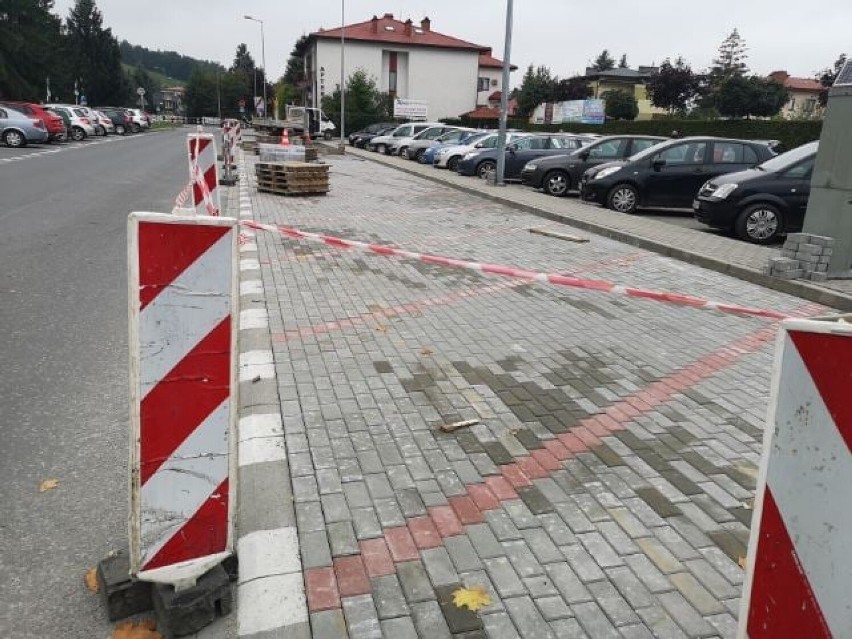 Koniec z parkingiem jak szwajcarski ser. MZUK remontuje miejsca postojowe przed szpitalem