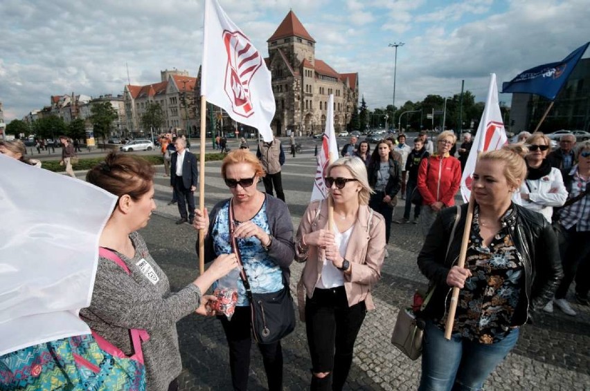Protest rodziców na placu Mickiewicza w Poznaniu