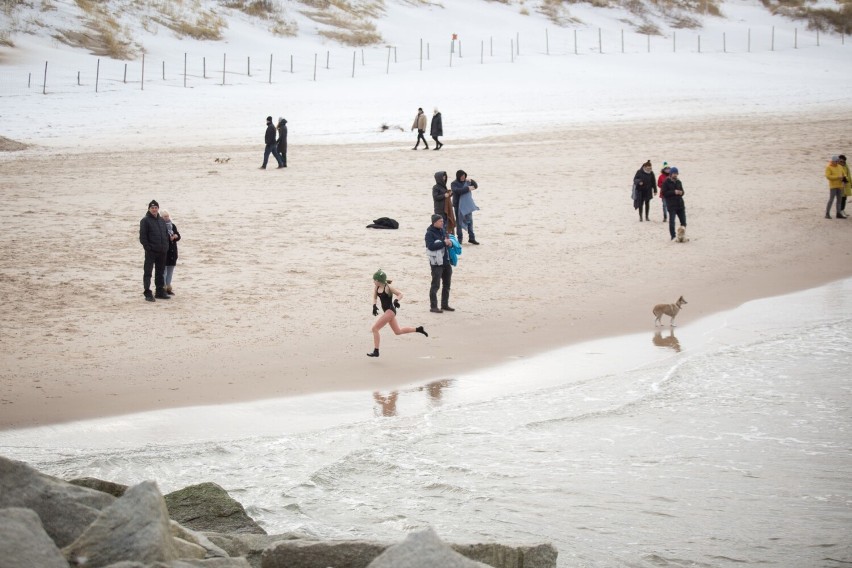 Niedziela w Ustce. Zobaczcie zdjęcia z plaży i promenady 