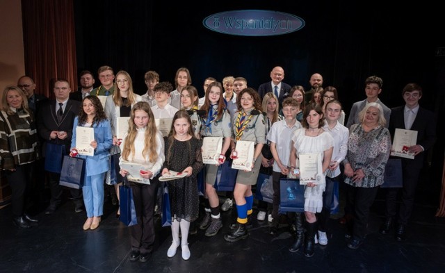 Po raz 27. uczniowie toruńskich szkół stało się laureatami ogólnopolskiego konkursu Ośmiu Wspaniałych. Ci, którym tytuł przyznano, zasłużyli sobie na niego chęcią niesienia pomocy i wielkim zaangażowaniem w życie społeczne.