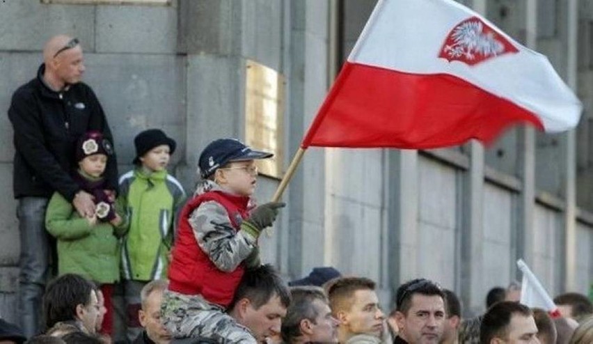 Święto Niepodległości w Katowicach: defilada ulicami miasta i układanie biało-czerwonej mozaiki