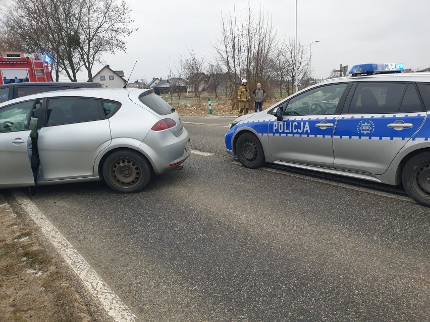 Zderzenie dwóch samochodów osobowych w Kuniowie, na trasie...
