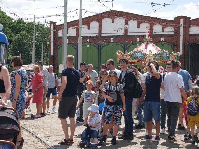 Dzień otwarty w Zajezdni MPK we Wrocławiu, tłumy wrocławian na Gaju