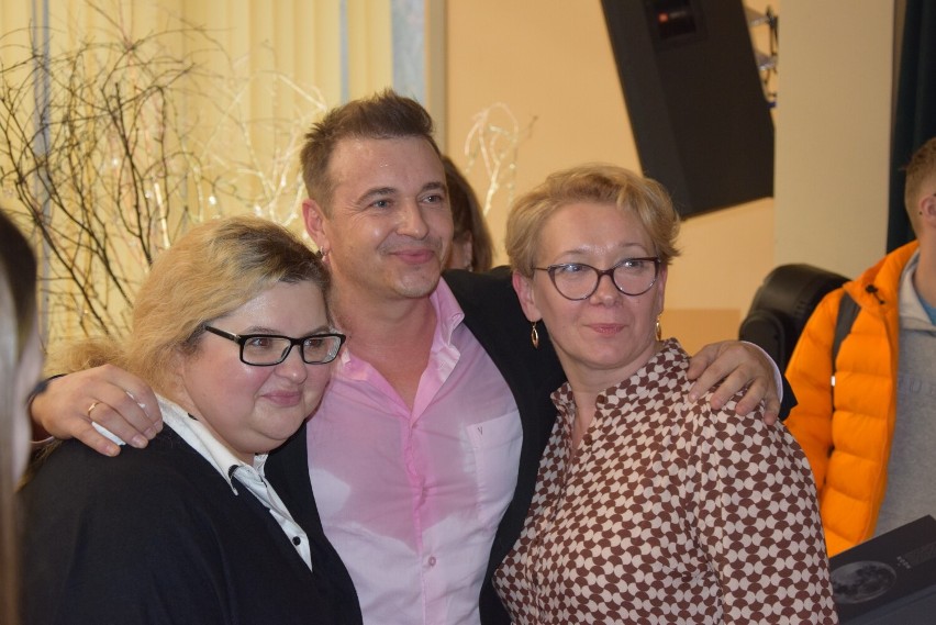 Radosław Liszewski  rozkręcił imprezę w Augustowie. Tak dzieci bawiły się z gwiazdą disco polo 