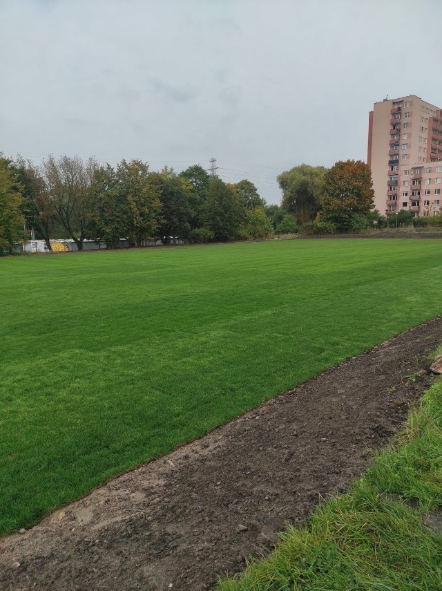 Na boisku piłkarskim na terenie ZSO na Strzemięcinie w Grudziądzu ułożono nową trawę