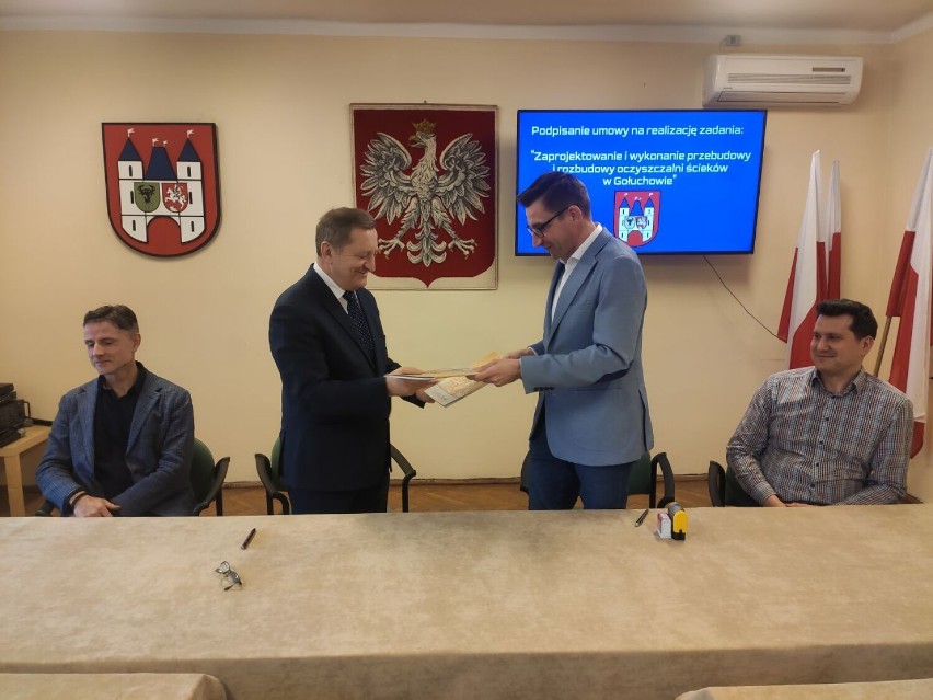 W Urzędzie Gminy w Gołuchowie wójt Marek Zdunek podpisał...