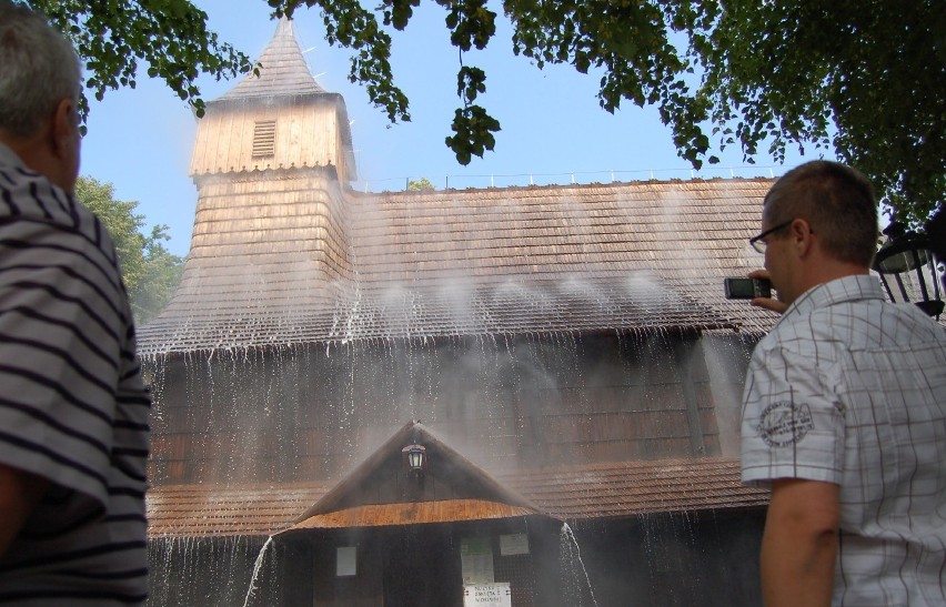Mgła wodna ochroni kościółek w Zawadzie [ZDJĘCIA]