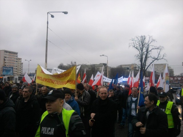 Trwa pochód rolników, który zablokował główne ulice Szczecina. ...
