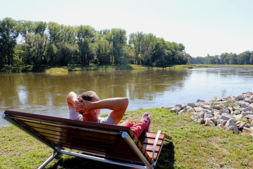 Nowe miejsce do odpoczynku w Nowej Soli. Na cyplu przy marinie pojawiły się leżaki [ZDJĘCIA]