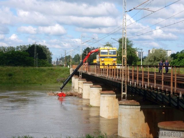 Zator pod mostem, w Opolu. Pracownicy PKP Polskie Linie Kolejowe za pomocą specjalnego dźwigu zainstalowanego na drezynie usuwali go przez kilka godzin.