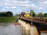 Groźny zator pod mostem kolejowym w Opolu. Muszą go usuwać pracownicy PKP