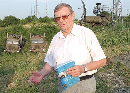 Ppłk Wojciech Bonczek, autor książki o batalionie, a za nim działające jeszcze stacje radarowe w obiekcie technicznym w Radzionkowie.