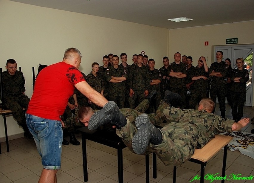 Na lotnisku w Kruszynie odbył się kurs spadochronowy dla młodych "strzelców" [zdjęcia]  
