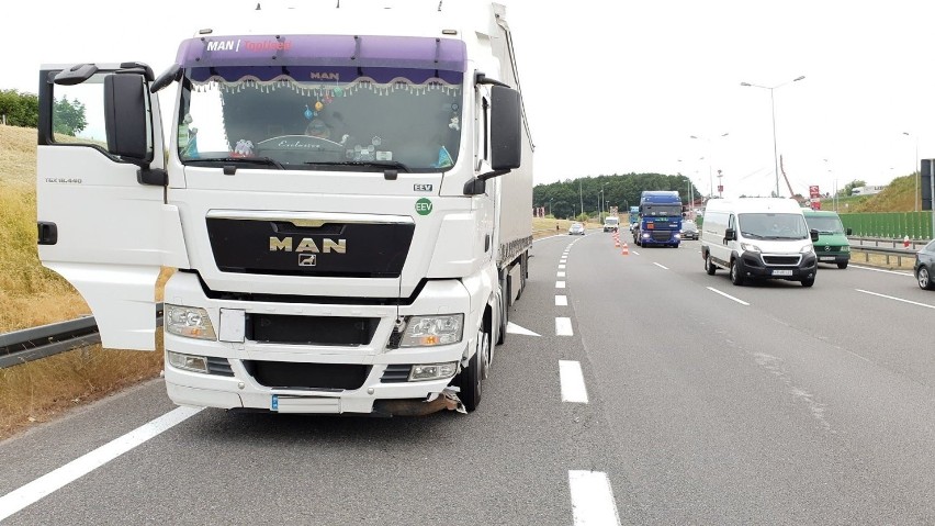 Opel zderzył się z ciężarówką na autostradzie A4 