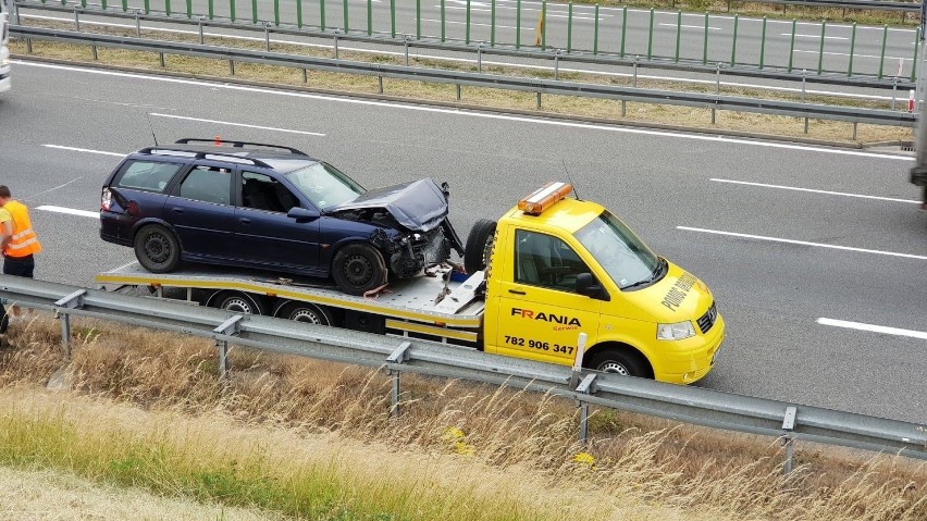 Opel zderzył się z ciężarówką na autostradzie A4 