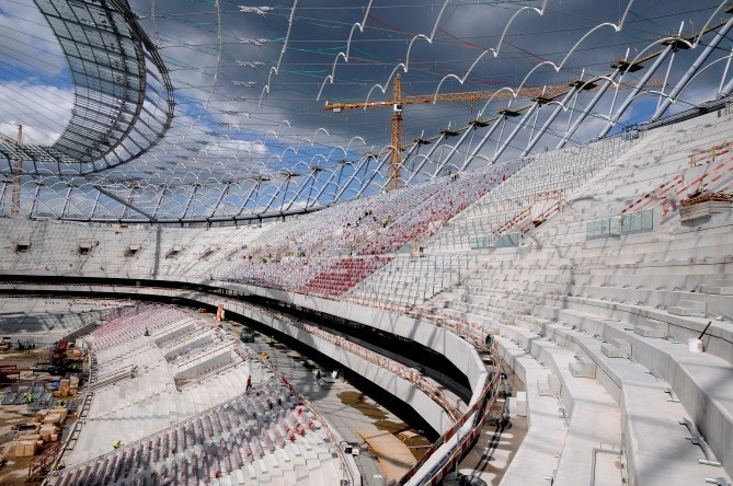 Prace na budowie Stadionu Narodowego trwają. Szklany dach już gotowy (ZDJĘCIA)