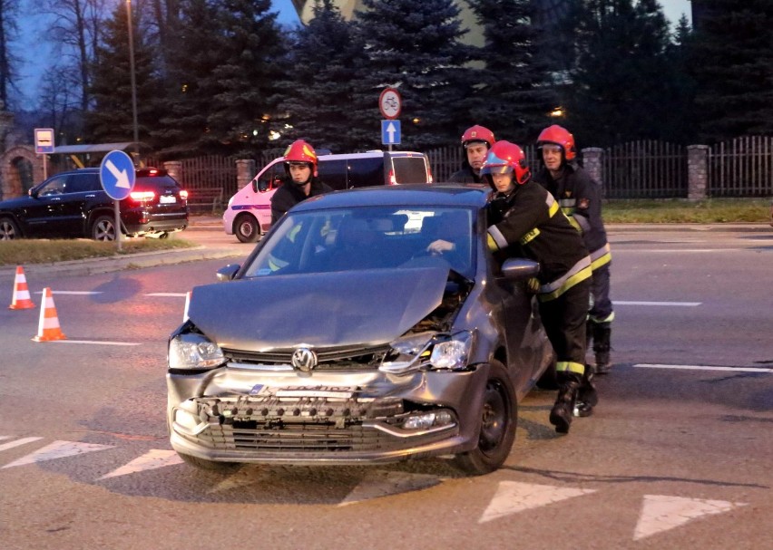 Nowy Sącz. Zderzenie dwóch samochodów na ul. Królowej Jadwigi