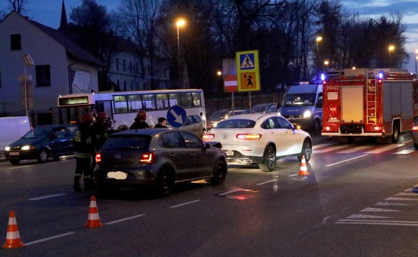 Nowy Sącz. Zderzenie dwóch samochodów na ul. Królowej Jadwigi