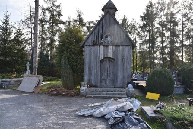 Ruszyły prace rozbiórkowe przy zabytkowej austro-węgierskiej kaplicy na cmentarzu w Jędrzejowie.