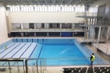 Niecka basenowa w nowej pływalni w Rzeszowie została dziś wypełniona wodą. Kiedy nastąpi otwarcie nowego sportowego kompleksu? [ZDJĘCIA]