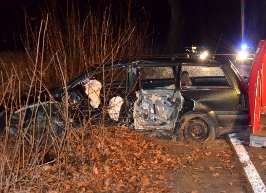 Gmina Skarszewy. Nie żyje 42-letni kierowca auta, które uderzyło w drzewo [ZDJĘCIA]