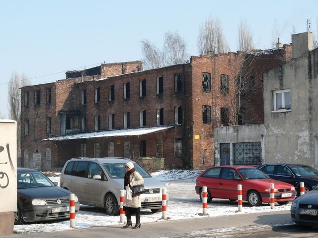 Ceglany młyn z początków ubiegłego stulecia sypie się, podczas gdy mógłby zdobić Zgierz.