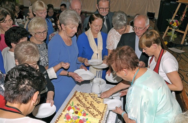 Jak przystało na jubileusz oprócz wspomnień, podziękowań i koncertu w Szubińskim Domu Kultury nie zabrakło też  urodzinowego tortu. 40-lecie klubu zakończono tańcami.