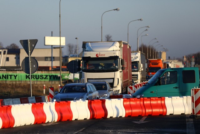 Węzeł bełchatowski na A1 koło Piotrkowa zamknięty, ruch stanął we wszystkich kierunkach...