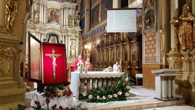 Krzyż papieski w kaliskiej katedrze