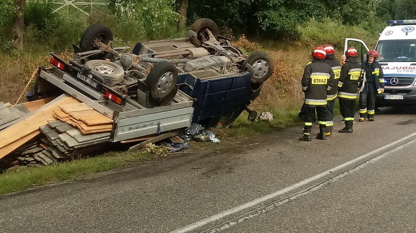 Gmina Miastko. Groźna kolizja w Kawczu. Bus zjechał do rowu (WIDEO, FOTO)