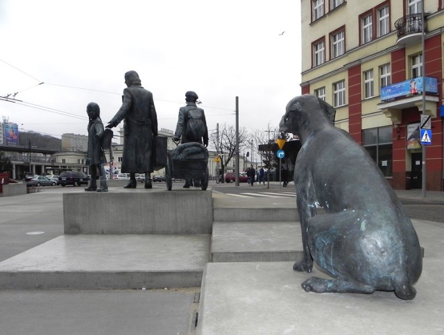 W tym miejscu, w centrum Gdyni, opodal dworca gł&oacute;wnego, Niemcy gromadzili mieszkańc&oacute;w do wyw&oacute;zki. 
Fot. Darek Szczecina