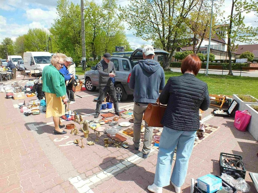 Giełda Staroci i Różności w Starachowicach już nie mieści się na parkingu. Przyjechali ludzie z regionu i nie tylko. Zobacz zdjęcia 