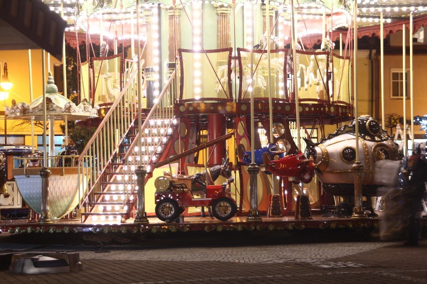 Żory: Na Rynku ostatnie szlify przed jarmarkiem świątecznym - karuzela już stoi [FILM I GALERIA]
