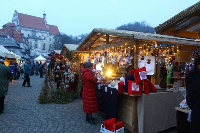 Jak co roku Jarmark Świąteczny połączony jest z Kiermaszem Smaków Regionalnych „Zasmakuj w Kazimierzu”, podczas którego będzie można spróbować tradycyjnych potraw regionalnych, świątecznych, produktów ekologicznych itp. Wydarzenie rozpocznie się w sobotę  i potrwa do niedzieli. Na Jarmarku czekają nas również min.: kiermasz rękodzieła i sztuki ludowej Kazimierskiego Stowarzyszenia, warsztaty ozdób świątecznych, zabawy i konkursy dla dzieci.