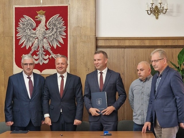 Burmistrz Kamienia Wojciech Głomskiw obecności wojewody kujawsko-pomorskiego Mikołaja Bogdanowicza podpisał umowę z firmą Melbud z Grudziądza na przebudowę oczyszczalni ścieków.