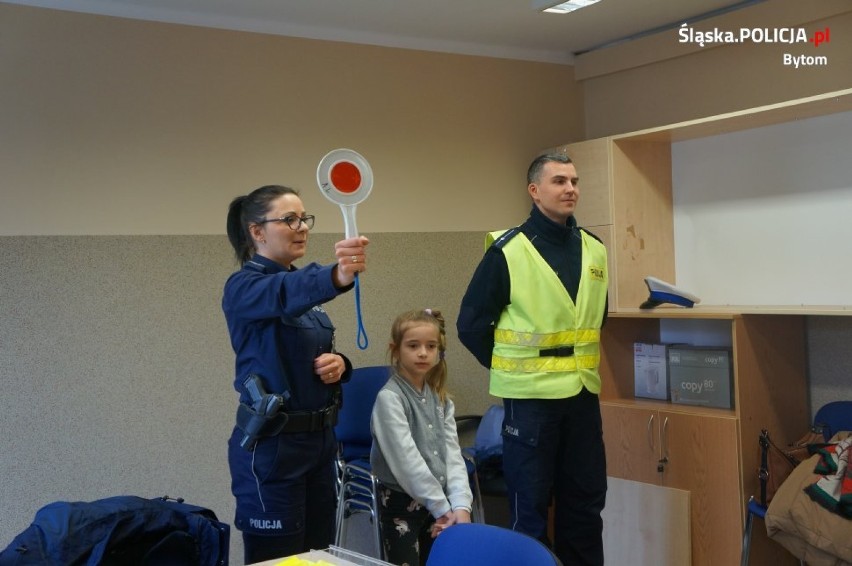 Dzieci poznały  zakamarki komendy policji i tajemnice pracy policjantów