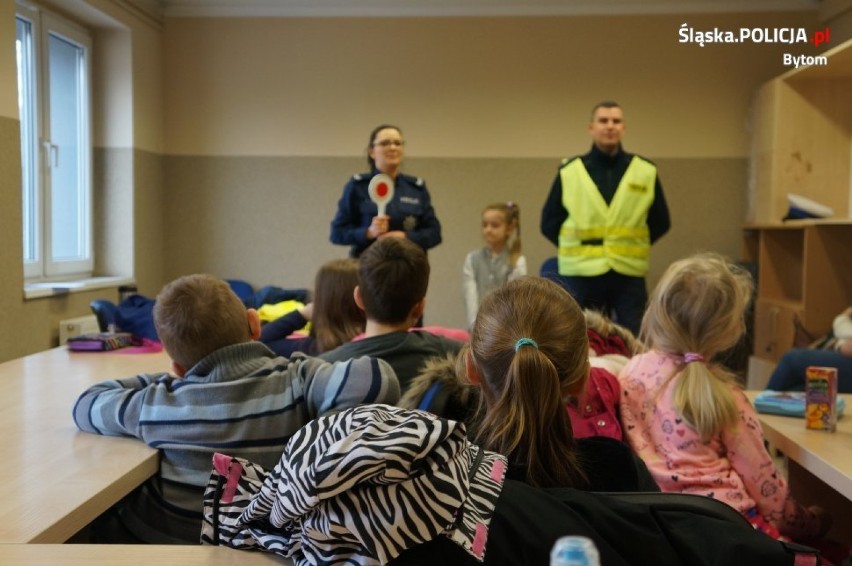 Dzieci poznały  zakamarki komendy policji i tajemnice pracy policjantów