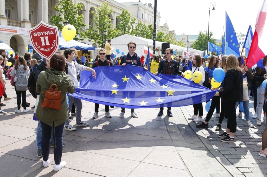 Parada Schumana 2019. Przemaszerowali ulicami Warszawy pod hasłem "Wybieramy Europę" [ZDJĘCIA]