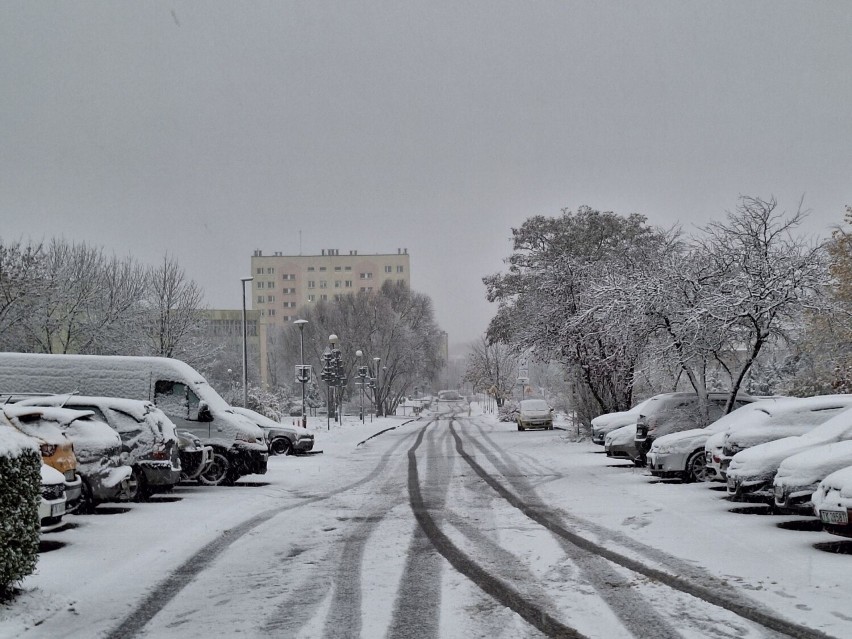 W Kielcach śnieg przykrył ulice i chodniki, a także...