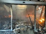 Pożar na Marywilskiej 44 w Warszawie. Tak wygląda wnętrze spalonej hali