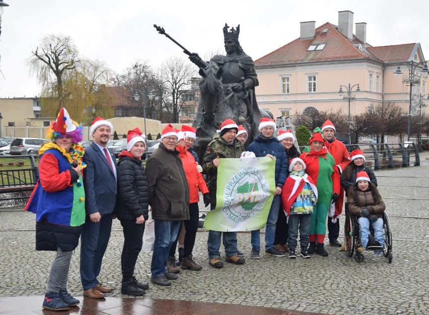 Malbork. Król Kazimierz został Mikołajem [ZDJĘCIA]. Happening PTTK na placu Jagiellończyka