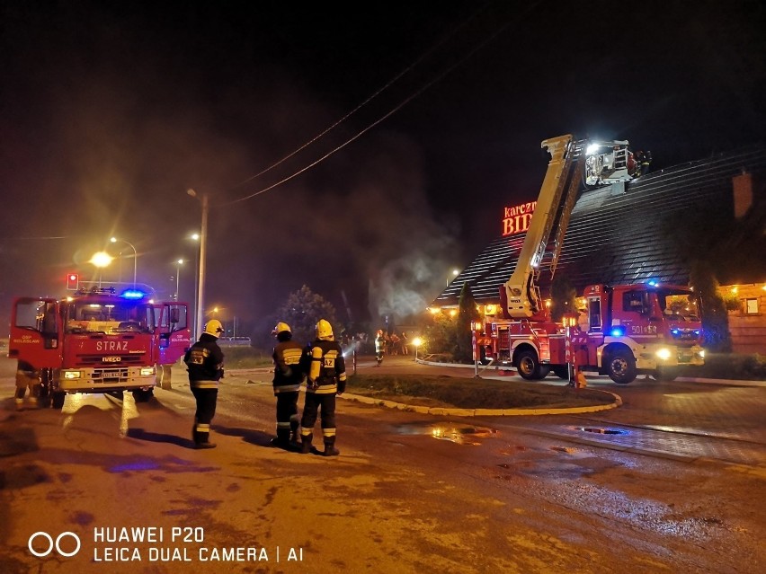 Pożar w "Karczmie Bida" w Bolesławiu. Ze znanej restauracji ewakuowano gości i pracowników [ZDJĘCIA]