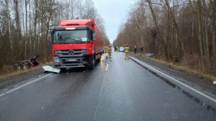Wypadek pomiędzy Klukami a Szczercowem. Zderzyły się trzy samochody, droga jest zablokowana 
