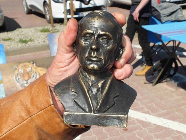W sobotę na Giełdzie Staroci i Różności, na parkingu Specjalnej Strefy Ekonomicznej Starachowice, sprzedawano nawet popiersie Putina
