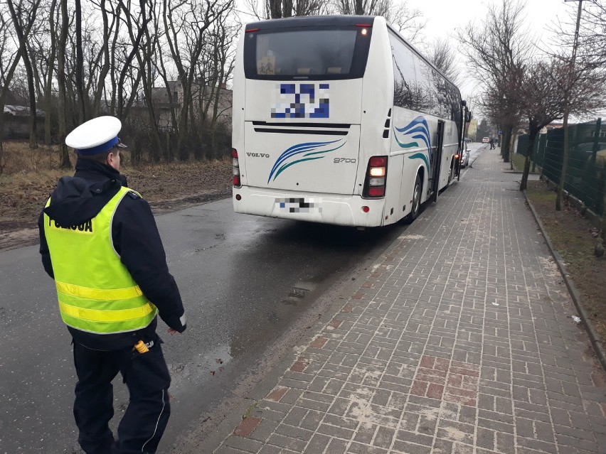 Policyjne kontrole w powiecie aleksandrowskim autokarów przewożących dzieci na zimowy wypoczynek