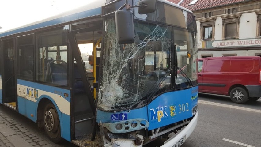 Wypadek autobusu w Legnicy. Kierowca MPK na skrzyżowanie wjechał "na czerwonym" [ZDJĘCIA] 